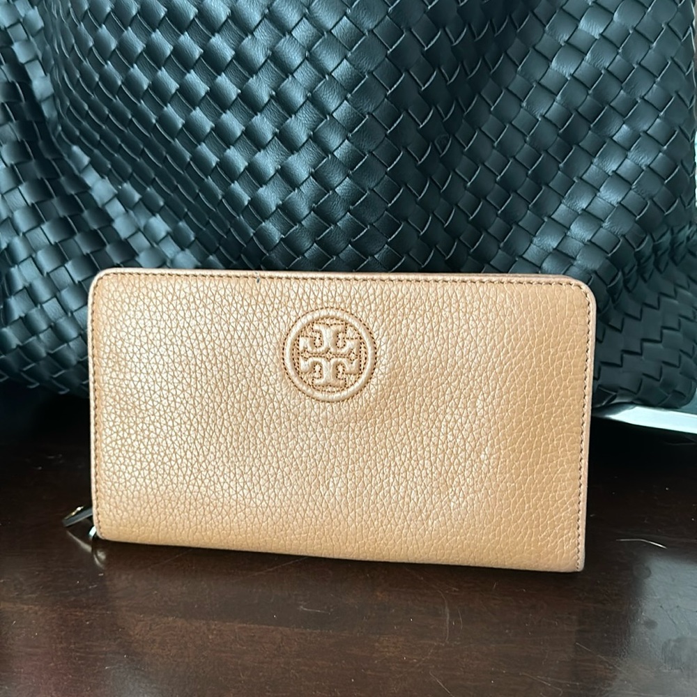 LIKE NEW - Tory Burch Leather Wallet